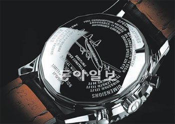 내비타이머 슈퍼컨스텔레이션’ 한정판 시계의 뒷면 모습.