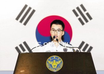 6일 서울 서대문구 미근동 경찰청에서 열린 ‘전의경 생활문화 개선성과 보고회’에서 이영만 일경이 지난해 4월 의경으로 입대한 후 
영창을 세 번이나 갔다 왔던 경험을 얘기하고 있다. 문제아로 낙인 찍혔던 그는 경남지방경찰청 기동3중대에 배치받은 후 부대원들의 
따듯한 배려 덕에 우수대원으로 거듭났다. 홍진환 기자 jean@donga.com