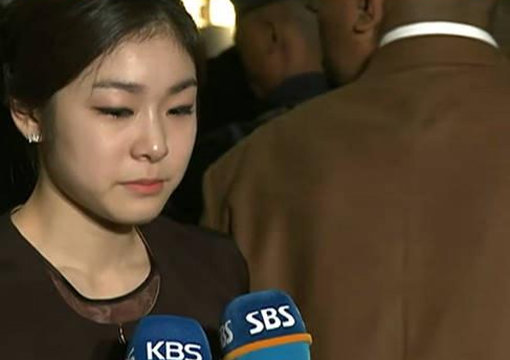 ‘피겨퀸’ 김연아가 강원도 평창이 2018 동계올림픽 유치 확정에 눈물을 흘리고 있다. 사진출처｜방송캡처