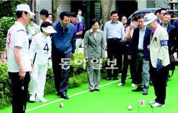 전국 최초의 고령자 맞춤형 단지로 시범 조성된 강남구 세곡4단지를 7일 방문한 오세훈 서울시장(왼쪽에서 세 번째)과 신연희 강남구청장(왼쪽에서 네 번째)이 단지 내에 설치된 노인편의시설인 게이트볼장을 둘러보고 있다. 강남구 제공