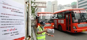 예비버스 긴급투입 인천과 서울을 오가는 광역버스업체 삼화고속이 8일 오전5시부터 전면파업에 돌입해 인천시가 예비버스10대를 긴급투입하고 인근 지하철역까지 무료로 운행했다.양회성기자yohan@donga.com