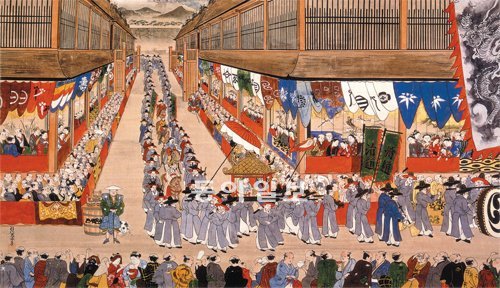 1748년 일본을 방문한 제10회 조선통신사 행렬을 그린 ‘조선통신사 내조도’. 당시 조선은 일본에 대해 문화적 우월감에 차 있었다. 하지만 통신사 일행 중 발전된 일본문화를 직접 접한 후 충격을 받은 이도 적지 않았다. 글항아리 제공