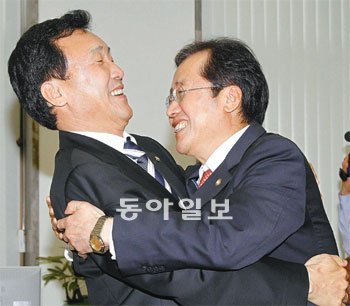 너무 반가워… 8일 취임인사차 국회 민주당 당대표실을 찾은 한나라당 홍준표 대표(오른쪽)가 민주당 손학규 대표를 꽉 끌어안으며 “형님, 세월 많이 흘렀습니다”라고 말하고 있다. 전영한 기자 scoopjyh@donga.com