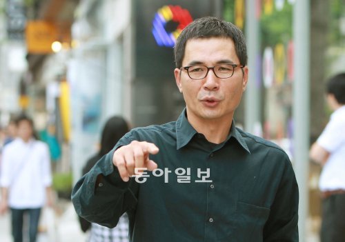 가로수길에 선 건축가 이경훈 교수. 그는 서울은 도시인데 모두들 삭막함의 원인을 ‘녹지 부족’에서 찾고 있다며 “한국사회에서 
‘도시는 자연과는 다른 인공적인 공간’이라는 메시지를 전한다는 건 이슬람 세계에 기독교를 전파하는 것만큼이나 어렵다”고 말했다. 
서영수 전문기자 kuki@donga.com