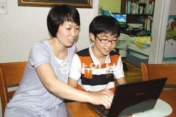 서울 구일초 6학년 유지혁 군(12·오른쪽)이 어머니 이명하 씨(41)와 함께 노트북PC로 공부를 하고 있다.