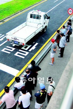 운전면허 장내 기능시험이 간소화된 첫날인 지난달 10일 오후 서울 마포구 상암동 서부 운전면허시험장을 찾은 응시생들이 기능시험을 치르고 있다. 동아일보DB