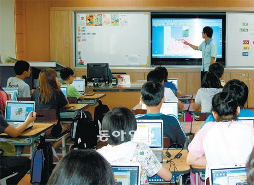 6일 디지털교과서 연구학교인 서울 구일초 교실에서 학생들이 디지털교과서를 이용한 수업을 받고 있다. 2015년 디지털 교과서가 교육현장에 본격 도입되면 초등생 학부모의 자녀 학습지도·관리 방식도 달라질 전망이다.