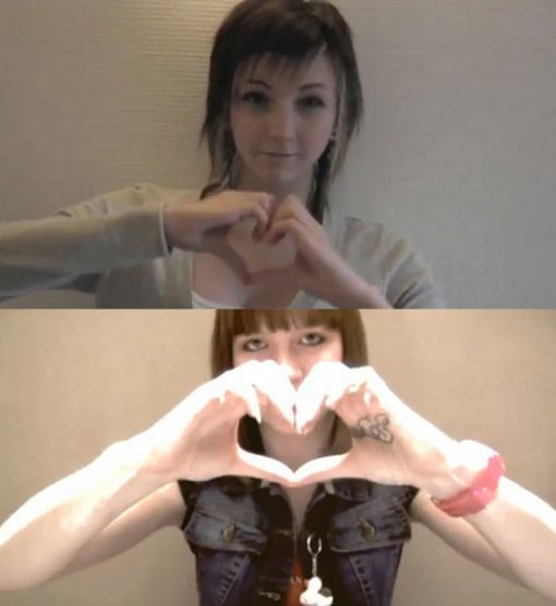 유럽팬들이 손으로 하트를 만들어 내보이고 있다.