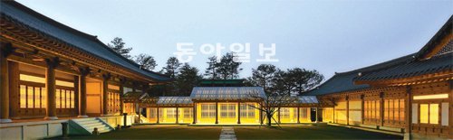 경기 이천시 휘닉스 스프링스 컨트리클럽 한옥연회장. 대문과 행랑채의 지붕에 통유리를 사용했다. 동아일보DB