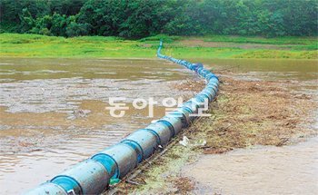 11일 한국수자원공사 주암댐 관리단에 따르면 9일부터 3일간 내린 장맛비로 주암댐에 1100t 정도의 부유물이 유입됐으나 생활쓰레기는 평년에 비해 3분의 2 정도 감소했다. 한국수자원공사 주암댐관리단 제공