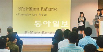 9일 오전 대전 동구 삼성동 우송대 솔브릿지국제경영대에서 열린 국제경영캠프 발표회.캠프에 참가한 대전지역 고교생들이 3개월 동안의 연구결과를 영어로 발표하고 있다. 우송대 제공