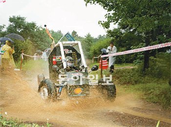 영남대에서 열린 국제대학생자작자동차대회에서 참가팀이 폭우를 뚫고 내구력 레이스를 펼치고 있다. 영남대 제공