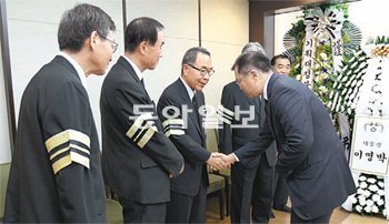 11일 오후 이경재 KB금융지주 이사회 의장 6남매의 모친인 권옥경 여사의 빈소가 마련된 서울 강남구 일원동 삼성서울병원 장례식장에서 정의선 현대자동차 부회장(오른쪽)이 조문하고 있다. 김미옥 기자 salt@donga.com