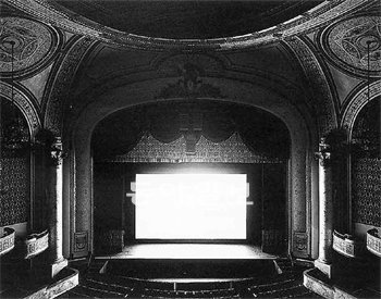 사진가 스기모토 히로시씨의 ‘극장’ 시리즈는 시간과 공간, 빛에 대한 성찰을 담고 있다. 영화가 상영되는 동안 카메라 셔터를 열어 장노출 기법으로 찍은 작품이다. 스크린은 하얀 빛의 공간으로, 어둠 속에 묻힌 내부 장식은 밝게 드러나면서 신비한 분위기를느끼게 한다. 마이클슐츠갤러리 제공