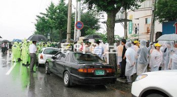 7일 강원 춘천시가 근화동 성매매업소 집결지에 CCTV 설치를 시도하자 업주와 여성들이 몰려나와 반발하고 있다. 시는 3대를 설치하려고 했지만 이들의 반발로 1대만 설치하는 데 그쳤다. 춘천시 제공