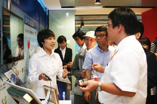 KT 글로벌 프론티어 프로젝트에 참가한 국내 앱 개발자들이 차이나모바일 남방기지 ‘모바일마켓 테스트 센터’를 견학하고 있다. 사진제공｜KT