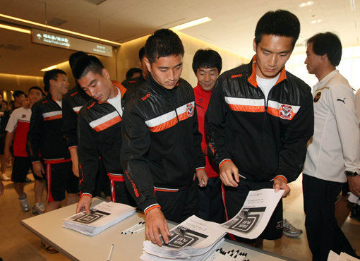 승부 조작에 이어 감독 구속이라는 초유의 사태를 맞은 상주 상무가 K리그 퇴출이라는 또 다른 위기에 놓였다. 지난 5월 열린 K리그 워크숍에서 굳은 표정의 상무 소속 선수들이 회의장 안으로 들어서고 있다. 김종원기자 (트위터 @beanjjun) won@donga.com