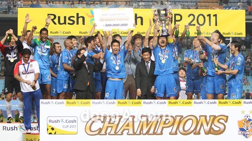 13일 울산 문수축구경기장에서 열린 2011 프로축구 컵대회 결승전 울산현대 대 부산아이파크 경기에서 3-2 승리를 거두며 우승을 차지한 울산 선수들이 시상식에서 환호하고 있다. 울산 | 김종원기자 (트위터 @beanjjun) won@donga.com