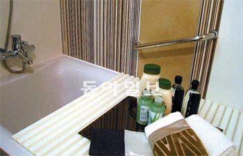 노년층을 위해 욕조에 미끄럼 방지 손잡이를 설치한 아파트. 피데스개발 제공