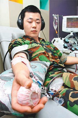 육군 53사단 장병이 급성골수성 백혈병으로 병원에 입원한 응급환자를 위해 부산 해운대헌혈의 집에서 혈소판 헌혈을 하고 있다. 육군 53사단 제공
