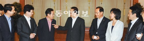 티타임의 환담 이명박 대통령이 13일 청와대를 찾은 홍준표 대표 등 한나라당 새 지도부와 오찬을 하기 전에 접견실에서 담소를 나누고 있다. 왼쪽부터 김기현 대변인, 유승민 최고위원, 홍 대표, 이 대통령, 황우여 원내대표, 나경원 남경필 최고위원. 청와대사진기자단