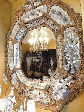 자신의 모습을 다 보려는 욕망이 커지면서 거울의 크기도 커졌다. 가브리엘 샤넬 여사의 파리 자택에 있는 거울. 샤넬 제공