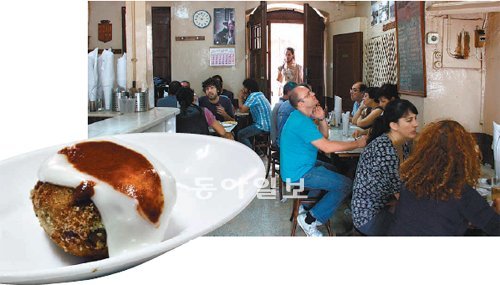 바르셀로나 해안가의 ‘라 코바 푸마다’. 뒷골목 실비집 분위기로 맥주 한잔에 곁들인 해산물 안주(왼쪽 사진) 맛이 일품이다. 김보연 씨 제공