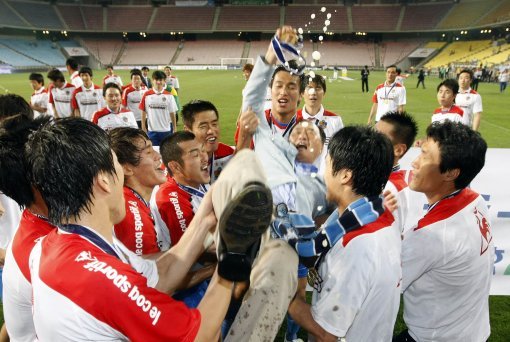 13일 울산 문수축구경기장에서 열린 2011 프로축구 컵대회 결승전 울산현대 대 부산아이파크 경기에서 3-2 승리를 거두며 우승을 차지한 울산 선수들이 김호곤감독을 헹가래 치고 있다. 울산 | 김종원 기자 (트위터 @beanjjun) won@donga.com