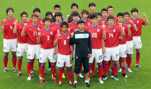 한국 U-20 대표팀 이광종 감독(맨 앞 가운데)을 비롯한 선수들이 14일 파주NFC에서 진행된 미디어 데이 행사에서 FIFA U-20 월드컵 선전을 다짐하고 있다. 임진환 기자 (트위터@binyfafa) photolim@donga.com