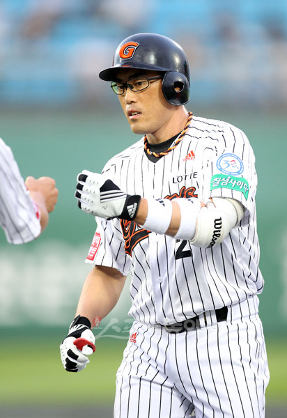 14일 저녁 부산 사직야구장에서 열린 롯데와 한화의 경기에서 롯데 조성환이 6회말 1사 1,2루떄 적시타를 치고 1루에서 조원우 코치의 축하를 받고 있다. 박화용 기자 (트위터 @seven7sola) inphoto@donga.com