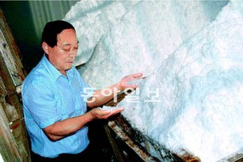 13일 인천 남동공단에 있는 재제염 생산업체인 청보그린 관계자가 출하를 앞두고 있는 소금을 살펴보고 있다. 김영국 동아닷컴 객원 기자 press82@donga.com