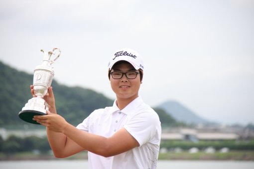 ‘영건’ 황중곤이 15일(한국시간) 잉글랜드 켄트주 샌드위치에 있는 로열 세인트 조지스 골프장에서 진행된 브리티시오픈 1라운드에서 날카로운 감각을 뽐내며 선두권에 랭크됐다.사진제공=KGT.