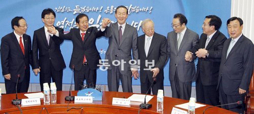 홍준표 한나라당 대표(왼쪽에서 세 번째)와 경제5단체장들이 15일 국회 한나라당 대표실에서 간담회를 시작하기 전 손을 맞잡고 있다. 왼쪽부터 한나라당 이주영 정책위의장, 유승민 최고위원, 홍 대표, 허창수 전경련 회장, 손경식 대한상의 회장, 사공일 무역협회장, 김기문 중소기업중앙회장, 이희범 경총 회장. 전영한 기자 scoopjyh@donga.com