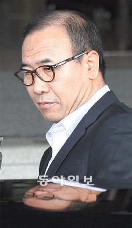 신임 검찰총장으로 내정된 한상대 서울중앙지검장이 15일 오후 서울 서초구 서초동 서울중앙지검 청사를 나가기 위해 차에 타고 있다. 양회성 기자 yohan@donga.com