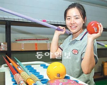 대구세계육상선수권대회 조직위 경기지원팀 최문정 씨가 경기에 필요한 장비를 들고 포즈를 취하고 있다. 대구=장영훈 기자 jang@donga.com