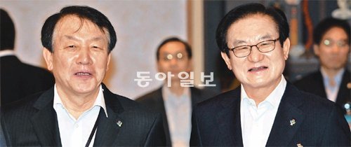 전-현 법무장관 될까? 법무부 장관에 내정된 권재진 대통령민정수석비서관(왼쪽)과 곧 떠날 이귀남 법무부 장관이 5월 31일 국무회의에 앞서 웃고 있는 모습. 동아일보DB