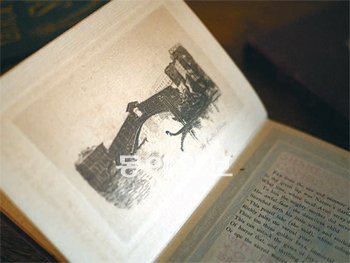 1894∼1895년 영국 런던에서 인쇄된 ‘베니스의 상인’(셰익스피어) 대본. 속표지에는 수작업으로 만든 오리지널 에칭 판화가 들어있다. 안지훈 씨 제공