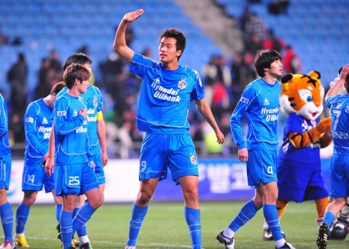 울산 김신욱(가운데)은 이번 시즌 들어 장신을 이용한 헤딩슛 뿐 아니라 발기술로도 많은 골을 양산하면서 K리그 대표 골잡이로 거듭나고 있다. 스포츠동아DB