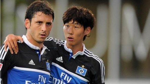 독일 분데스리가 함부르크에서 활약하는 손흥민이 지난해에 이어 올해도 프리시즌 경기에서 많은 골을 넣으며 주목받고 있다. 경기 도중 동료와 이야기하는 손흥민(오른쪽). 사진출처 ｜ 함부르크 구단 홈페이지