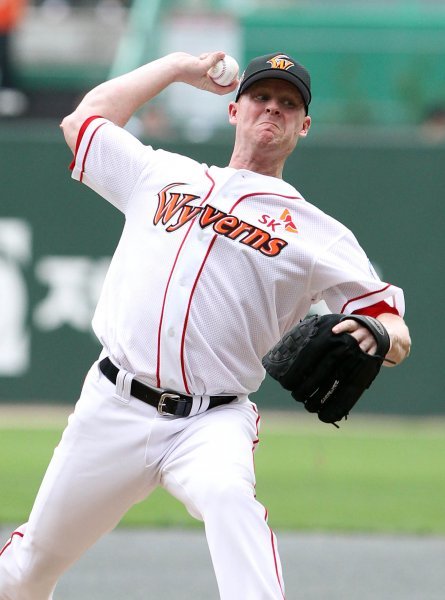 2011 프로야구 SK와이번스 대 한화이글스 경기가 17일 인천 문학야구장에서 열렸다. 메이저리그 뉴욕양키스에서 뛰었던 SK 새로운 외국인투수 고든이 선발 등판해 역투하고 있다. 문학 | 김종원기자 won@donga.com 트위터 @beanjju