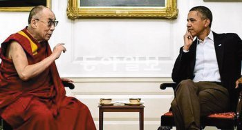 미국 워싱턴 방문 마지막 날인 16일 달라이 라마(왼쪽)가 백악관에서 버락 오바마 미국 대통령과 만나고 있다. 백악관 제공