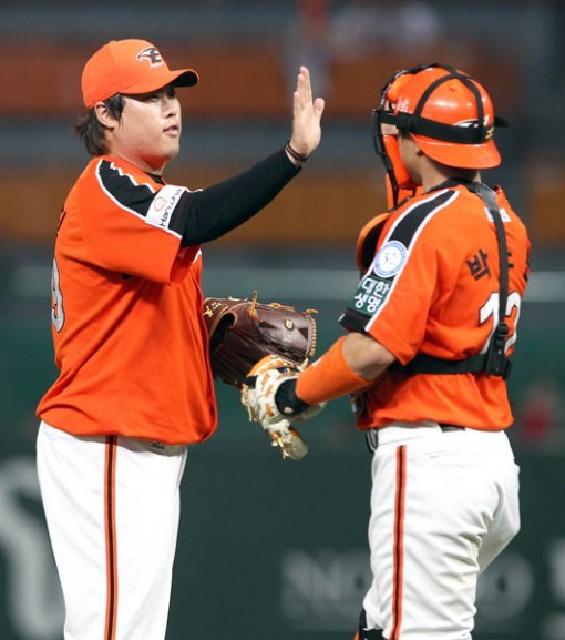2009년 9월 23일 대전 LG전 이후 662일 만의 불펜 등판. 하지만 그 위압감은 어느 보직에서나 변함이 없었다. 한화 류현진(왼쪽)은 17일 문학 SK전을 매조지한 후, 포수 박노민과 하이파이브를 나눴다. 문학 ｜김종원 기자