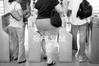 뚱뚱한 여성이 겪는 고통은 지하철 개찰구를 어렵게 통과하는 것에 그치지 않는다. 비만 여성은 다낭성 난소 증후군과 유방암 등 여성 질환에 걸릴 확률이 정상 체중 여성보다 높다. 동아일보DB