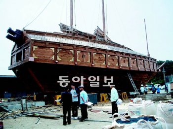 경남도가 복원한 3층 거북선이 최근 재질과 안전성 논란에 휩싸였다. 경남도 제공