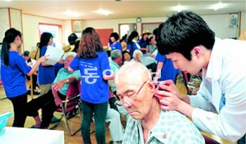 순천향대 의과대학생 80명으로 구성된 농촌봉사단이 16일 충남 아산지역 농촌에서 주민들을 대상으로 의료봉사활동을 펼치고 있다. 순천향대 제공