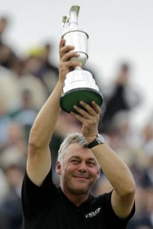 브리티시 오픈에서 생애 첫 메이저 타이틀을 차지한 대런 클라크가 클라레저그를 들고 갤러리들의 
환호에 답하고 있다. 샌드위치=AP 연합뉴스