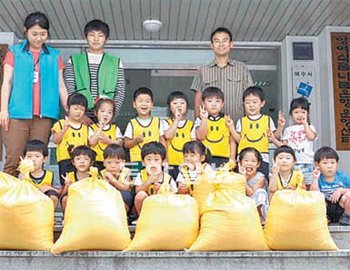 전남 여수시 문수종합사회복지관에 연꽃 어린이집 아동들이 두 달간 모은 쌀 280kg을 후원했다. 문수종합사회복지관 제공