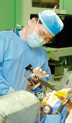 환자의 뇌까지 들어가는 침을 넣은 뒤 전기자극을 하는 뇌심부자극술.연세대 세브란스병원 제공