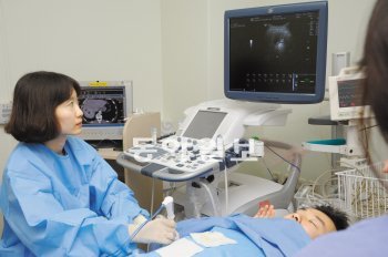 영상의학 전문의가 초음파 유도하에 비수술적 치료법인 고주파 열치료로 간세포암을 제거하는 모습. 강북삼성병원 제공