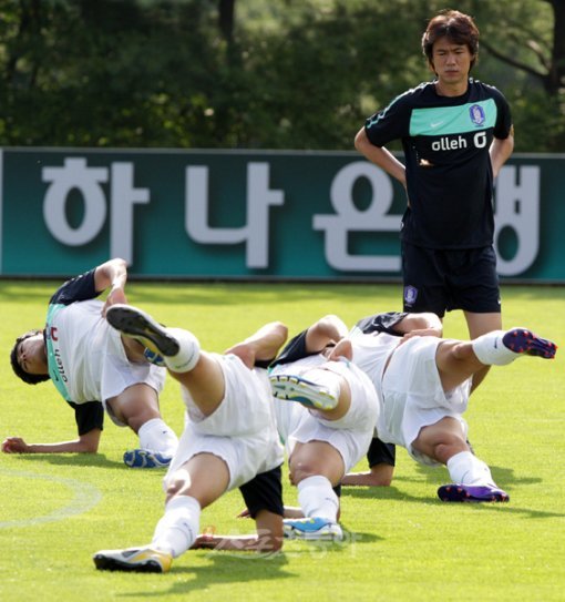 홍명보 올림픽대표팀 감독(오른쪽)이 18일 파주 NFC에서 진행된 소집훈련 첫 날 선수들의 스트레칭을 유심히 지켜보고 있다. 파주｜임진환 기자 (트위터 @binyfafa) photolim@donga.com